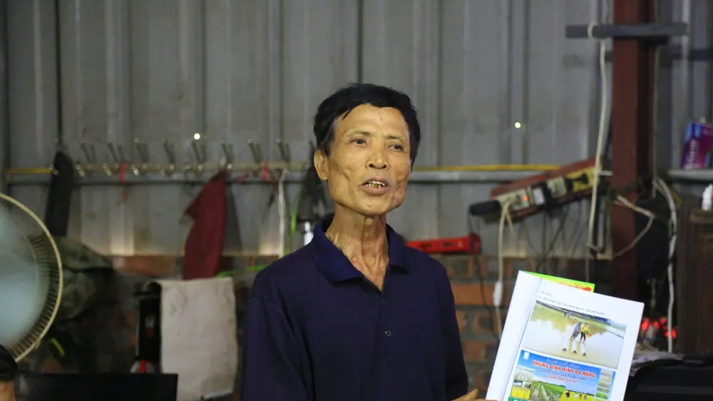 Ông Nguyễn Đức Thành (sinh năm 1959, tỉnh Bắc Ninh) là tác giả công trình “Cột cảnh báo nước lũ, nước dâng bằng tín hiệu và pháo hiệu”. Ảnh: HÀ NGUYỄN