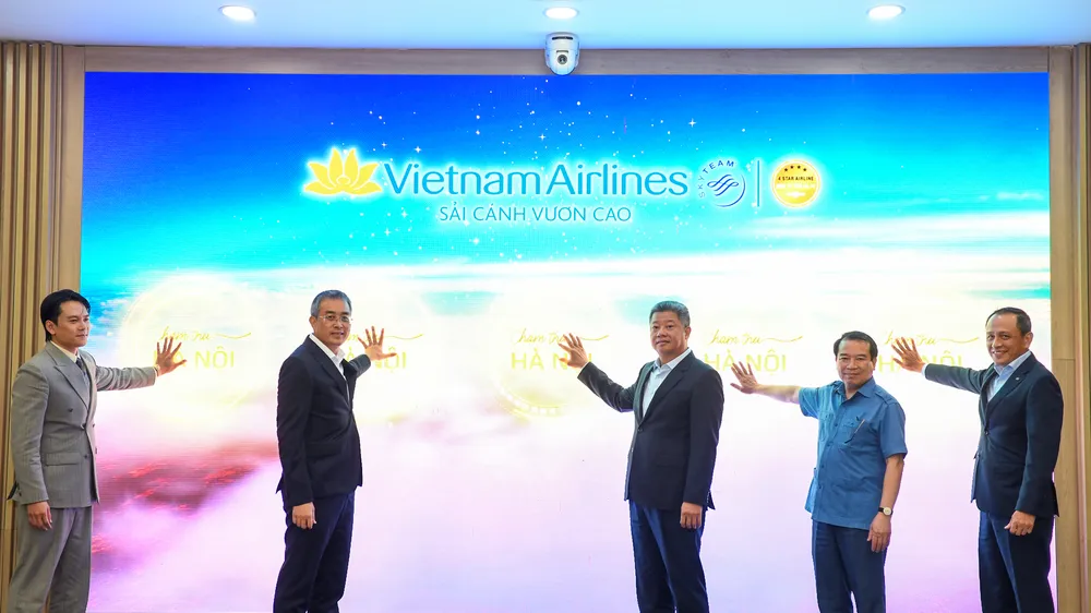 Đại diện UBND TP Hà Nội và Vietnam Airlines thực hiện nghi thức công bố chiến dịch “Chạm thu Hà Nội”