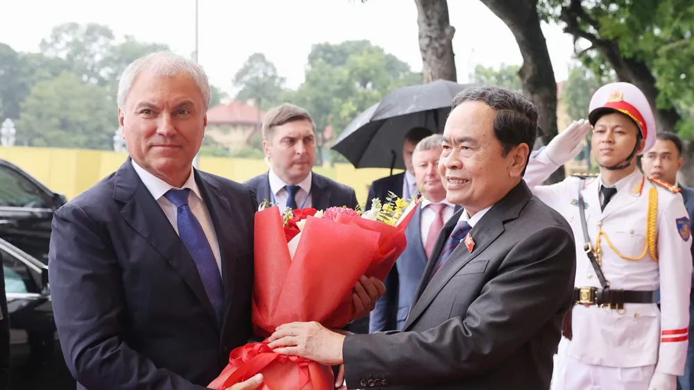 Chủ tịch Quốc hội Trần Thanh Mẫn đón Chủ tịch Duma Quốc gia Nga Vyacheslav Volodin, chiều 28-9. Ảnh: QUANG PHÚC