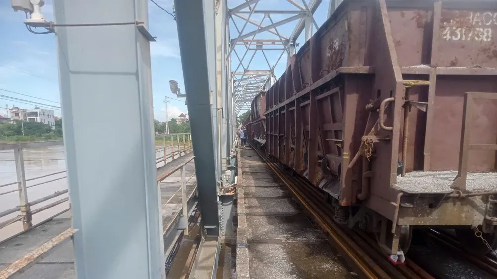 Chiều 10-10, đoàn tàu vẫn đang tiếp tục giữ vững cầu Bắc Giang an toàn, mực nước cách đáy dầm cầu Bắc Giang chỉ còn 0,65m
