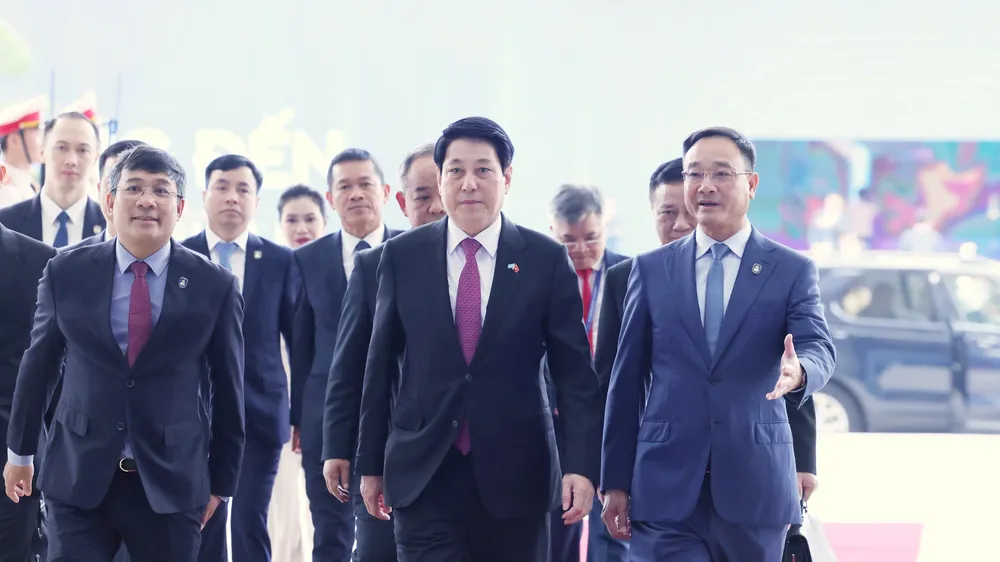 Chủ tịch nước Lương Cường và các đại biểu tới dự Lễ mở ký Công ước Liên hợp quốc về chống tội phạm mạng (Công ước Hà Nội), sáng 25-10. Ảnh: QUANG PHÚC