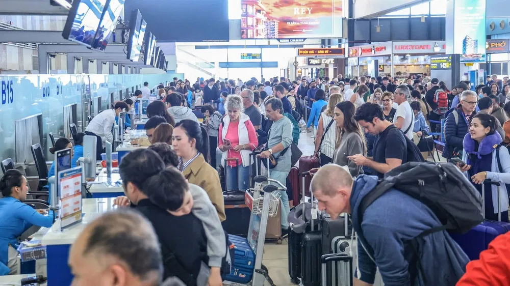 Sân bay Nội Bài đông khách dịp cuối năm.