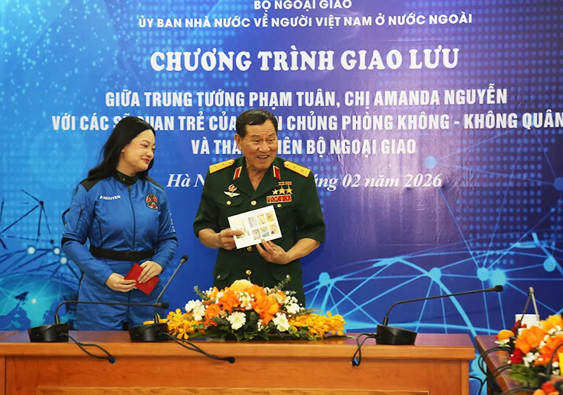  Cuộc gặp mặt giao lưu giữa Trung tướng Phạm Tuân và nữ phi hành gia Amanda Nguyễn 