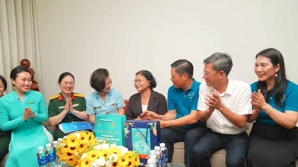 Đoàn đại biểu đến thăm các nữ Anh hùng LLVT nhân dân và nữ Biệt động Sài Gòn
