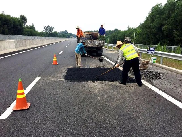 Nguy cơ chậm tiến độ các dự án bảo trì đường bộ do giá nhiên liệu, vật liệu tăng