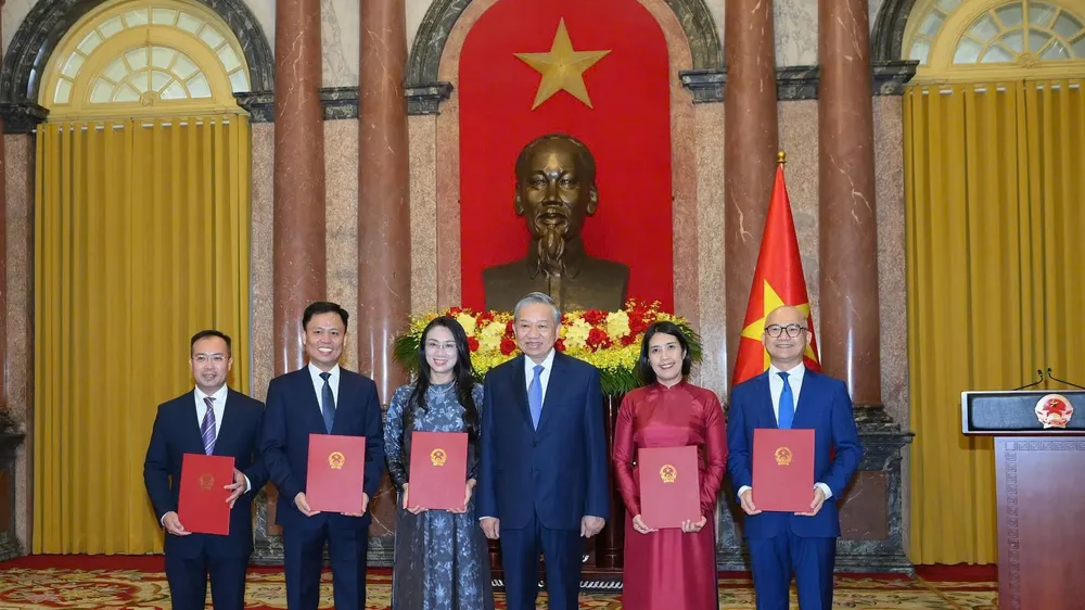 Tổng Bí thư, Chủ tịch nước Tô Lâm trao Quyết định bổ nhiệm 5 Đại sứ Việt Nam tại nước ngoài ngày 28-4. Ảnh: VIẾT CHUNG.