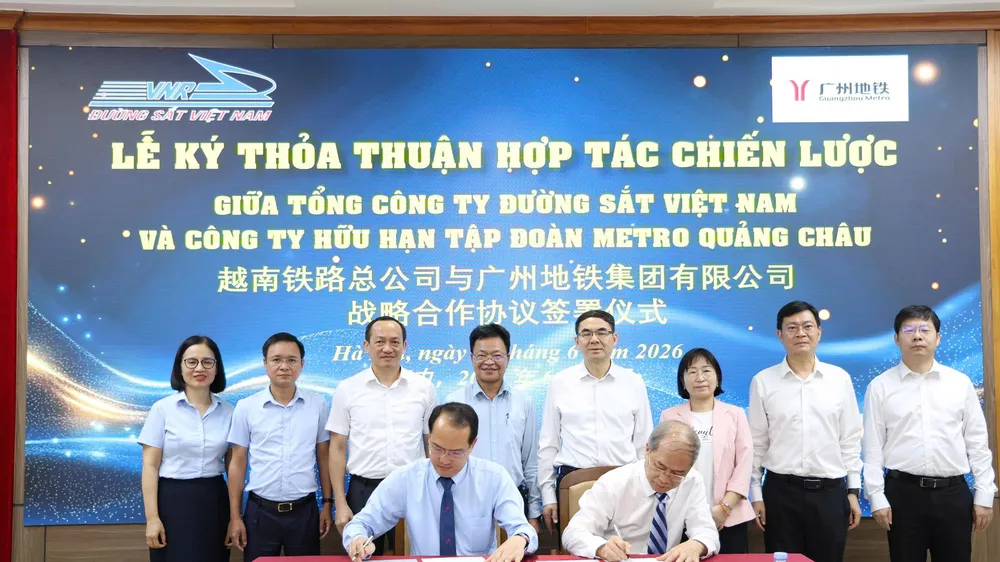 Lãnh đạo Tổng Công ty Đường sắt Việt Nam và Công ty hữu hạn Tập đoàn Metro Quảng Châu (Trung Quốc) ký kết thỏa thuận hợp tác chiến lược. Ảnh: HỒNG LIÊN