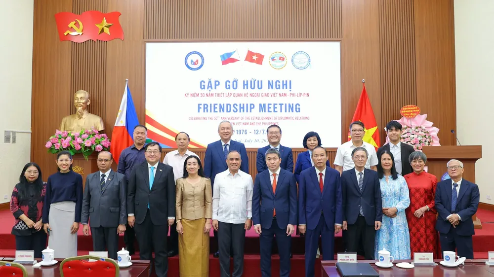 Các đại biểu tham dự Gặp gỡ hữu nghị kỷ niệm 50 năm thiết lập quan hệ ngoại giao Việt Nam - Philippines. Ảnh: ĐÌNH HÒA