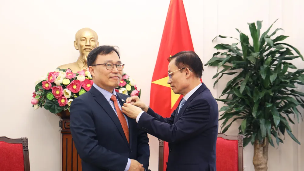 Bộ trưởng Bộ Ngoại giao Lê Hoài Trung trao tặng Kỷ niệm chương “Vì sự nghiệp ngoại giao Việt Nam” đến Đại sứ Choi Young Sam. Ảnh: THÀNH LONG.