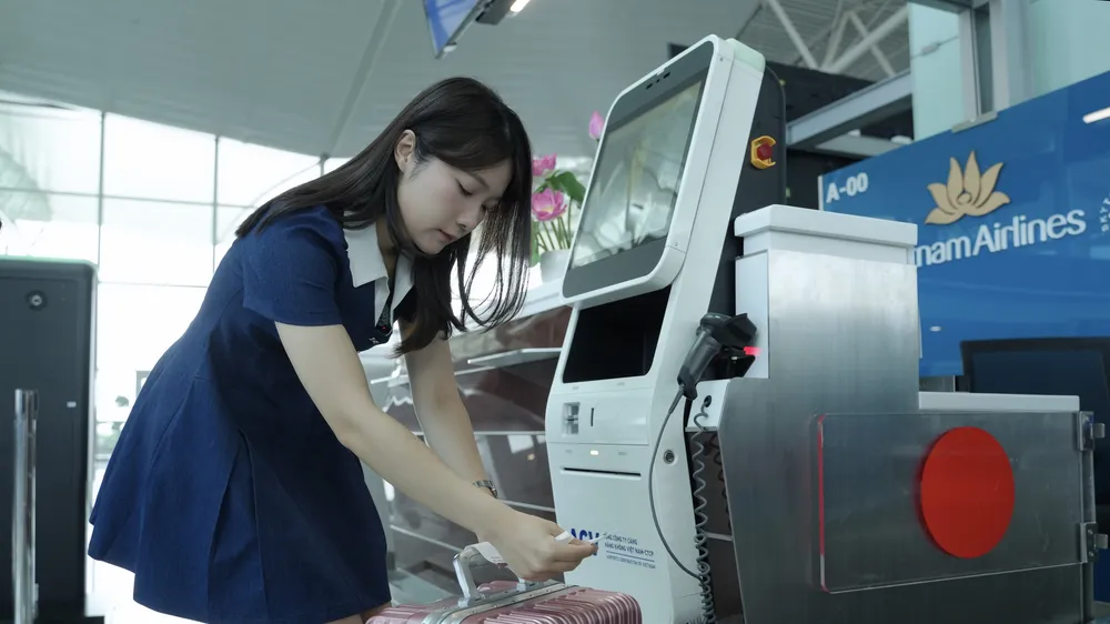 Hành khách tự làm thủ tục và ký gửi hành lý qua hệ thống kiosk tự động. Ảnh: NB
