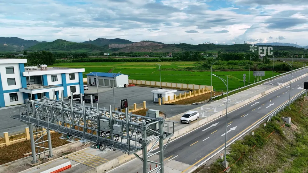 Thu phí trên tuyến cao tốc Hàm Nghi - Vũng Áng. Ảnh: HỒNG KHANH