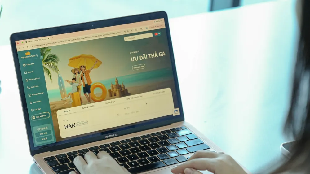 Hãng hàng không khuyến nghị hành khách đặt vé máy bay trực tuyến trên các nền tảng chính thức. Ảnh minh họa