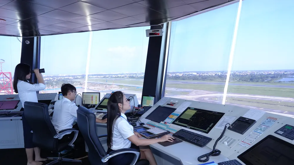 Kíp trực tại Đài Kiểm soát Cát Bi tập trung theo dõi, điều hành hoạt động bay. Ảnh: VATM