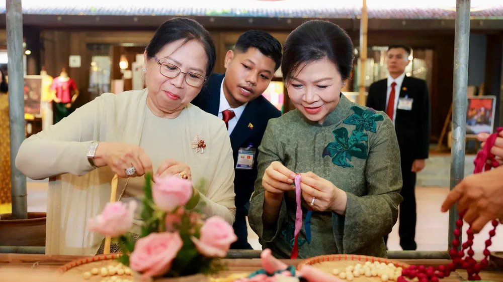 Phu nhân Tổng Bí thư, Chủ tịch nước Tô Lâm và Phu nhân Tổng thống Myanmar Min Aung Hlaing thăm làng lụa Vạn Phúc
