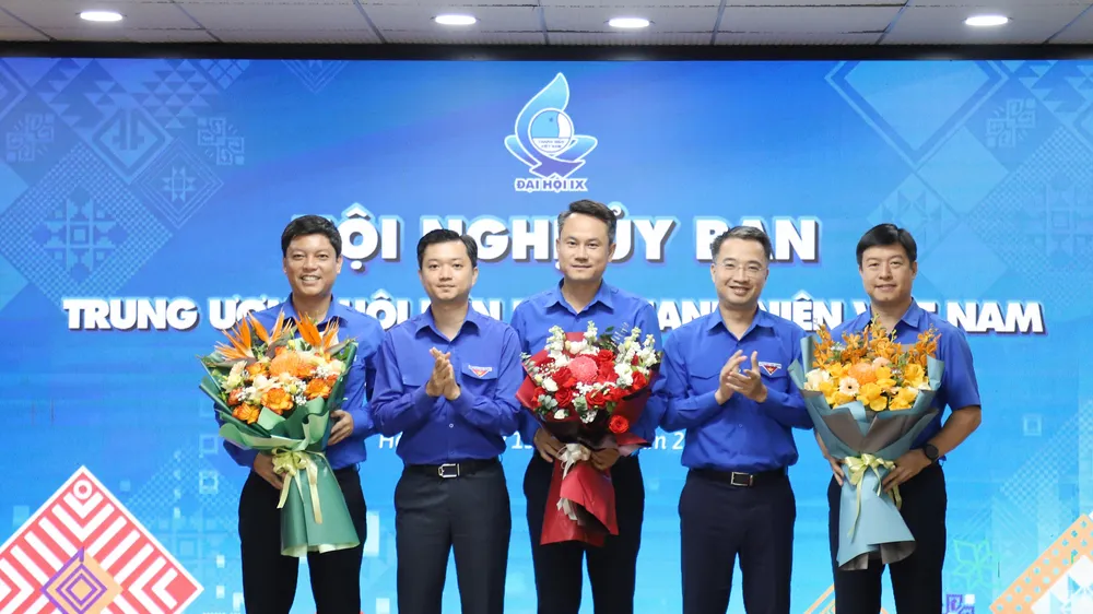 Đồng chí Nguyễn Kim Quy (giữa) làm Chủ tịch Trung ương Hội Liên hiệp Thanh niên Việt Nam khóa IX nhiệm kỳ 2024-2029
