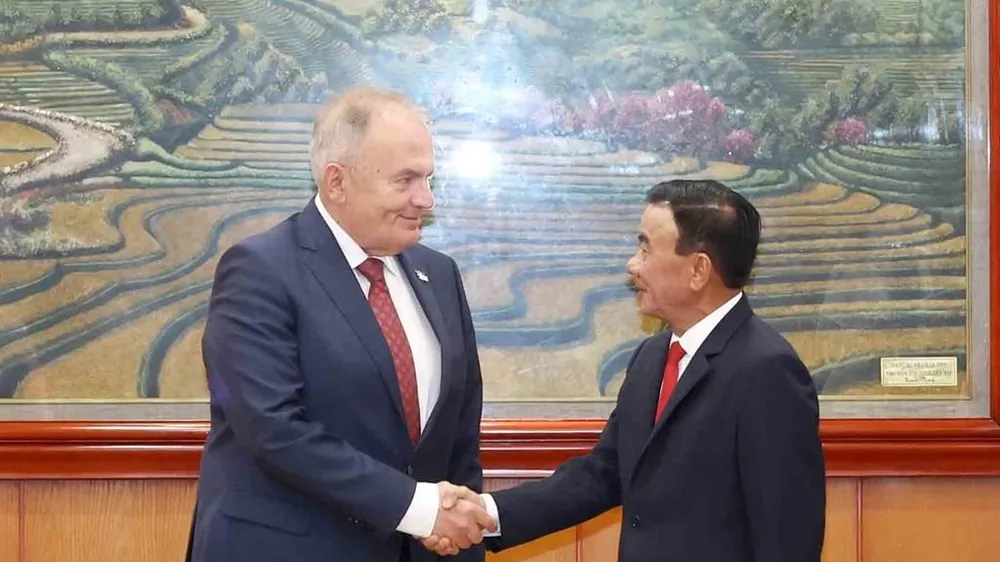 Đồng chí Trần Cẩm Tú, Ủy viên Bộ Chính trị, Thường trực Ban Bí thư và Chủ tịch Đảng Công nhân Hungary Thürmer Gyula. Ảnh: TTXVN