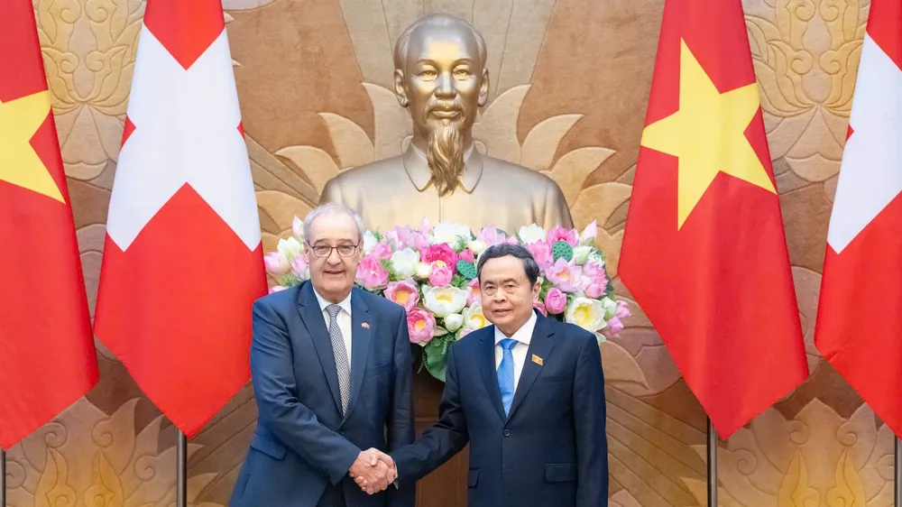 Chủ tịch Quốc hội Trần Thanh Mẫn và Tổng thống Liên bang Thụy Sĩ Guy Parmelin. Ảnh: VIẾT CHUNG