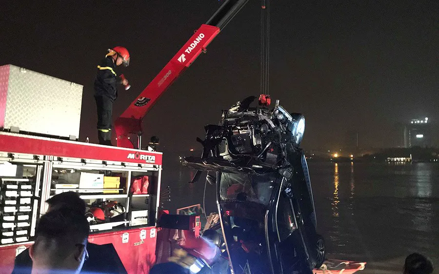 Có 2 thi thể trong chiếc xe Mercedes rơi từ cầu Chương Dương