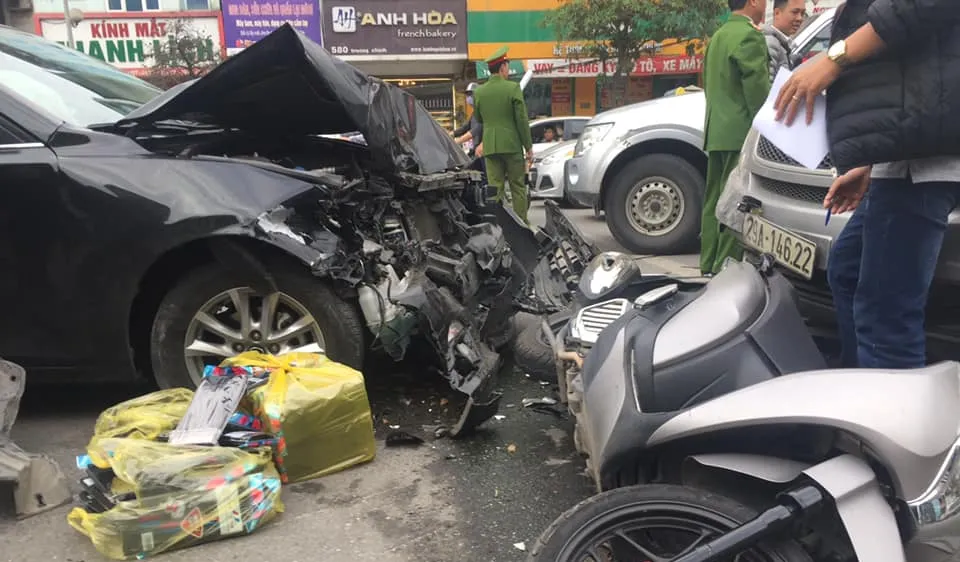 Xe ô tô đâm 2 xe máy, 2 người bị thương, 1 người nguy kịch