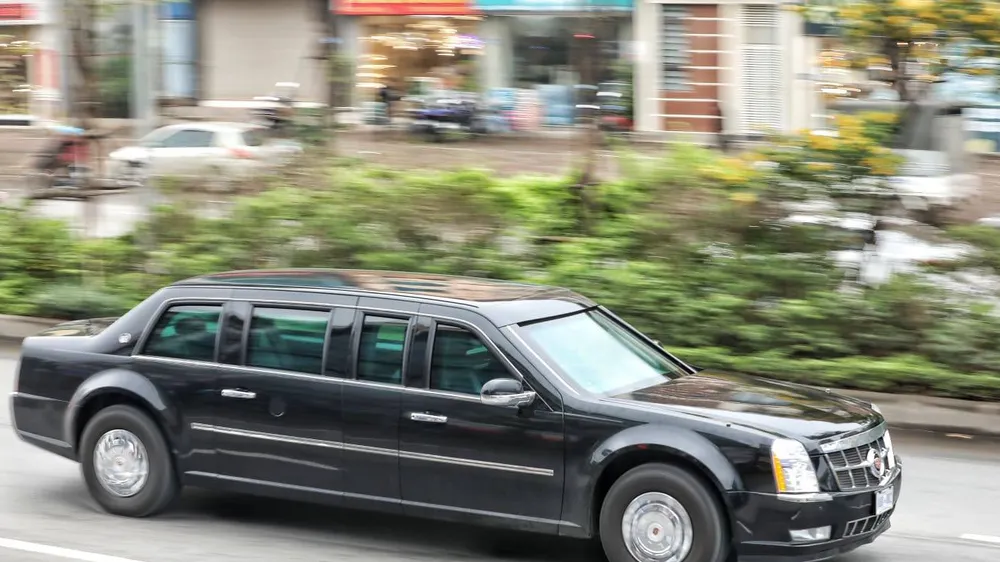 VIDEO:Cận cảnh “quái thú” của Tổng thống Trump lướt bánh trên phố Hà Nội