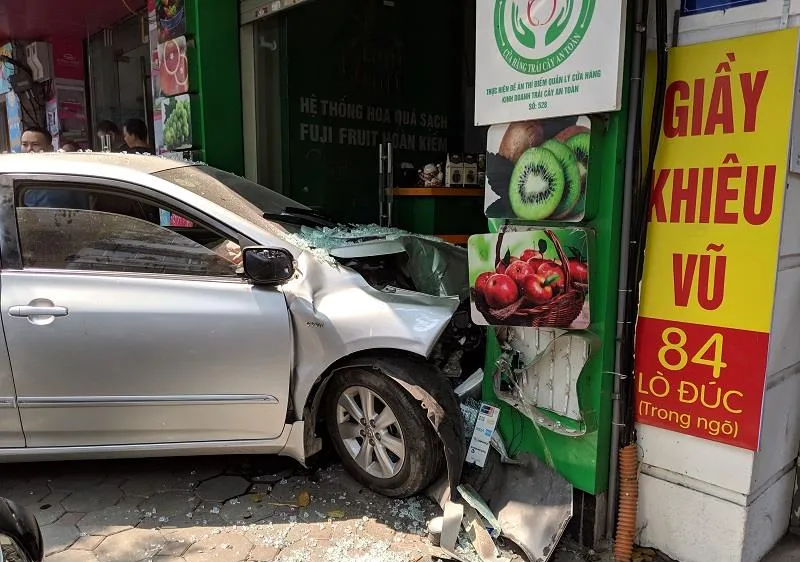 Nữ tài xế lao ô tô vào nhà dân ở Lò Đúc, Hà Nội