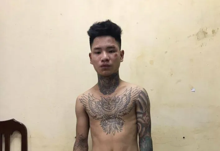 Thanh niên xăm trổ tông gục chiến sĩ cảnh sát giao thông