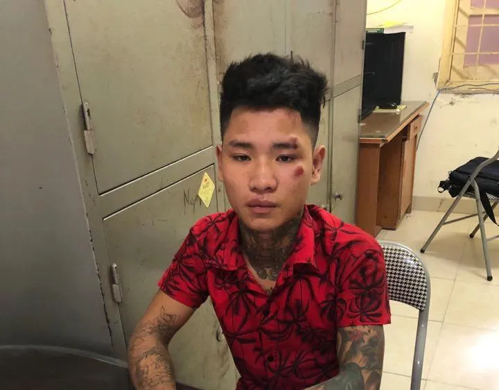 Khởi tố thanh niên xăm trổ tông gục cảnh sát giao thông 