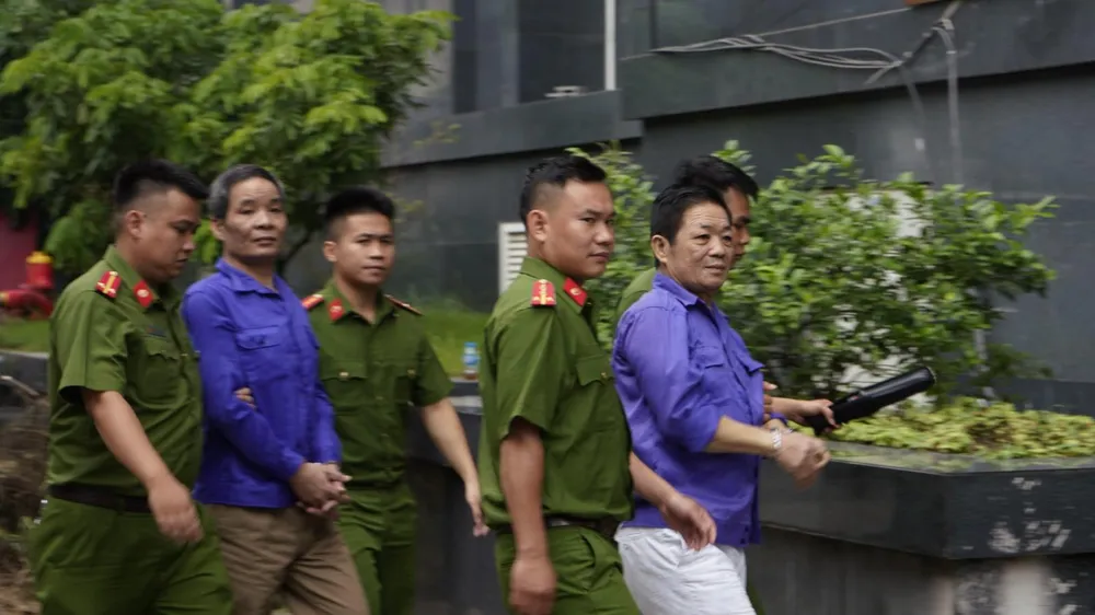 Hưng “kính” và các đàn em được áp giải tới tòa án