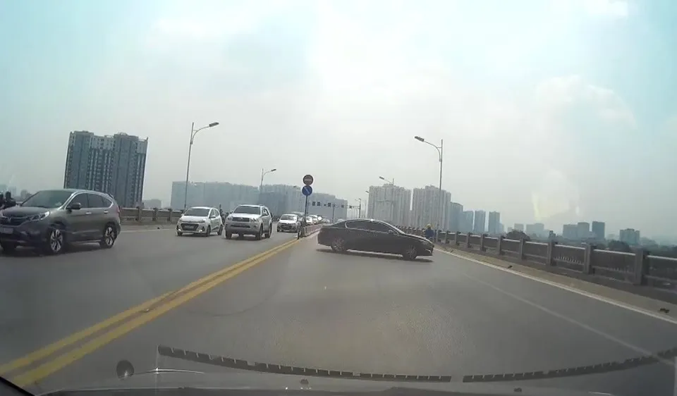 Xế hộp Peugeot quay đầu nguy hiểm trên cầu Vĩnh Tuy