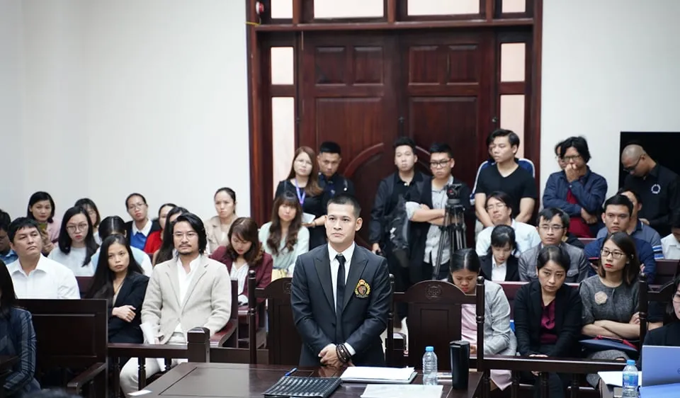 Đạo diễn Việt Tú và Công ty Tuần Châu tiếp tục dắt nhau ra tòa