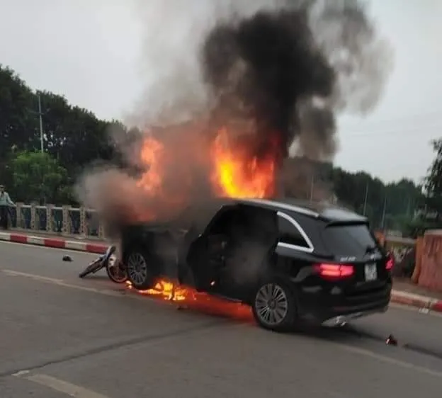 Va chạm với xe máy, xe ô tô bốc cháy dữ dội