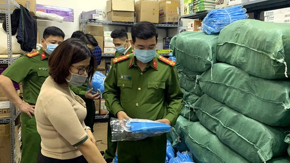 Cơ quan chức năng khám xét Công ty Đức Anh. Ảnh: Tổng cục Quản lý thị trường