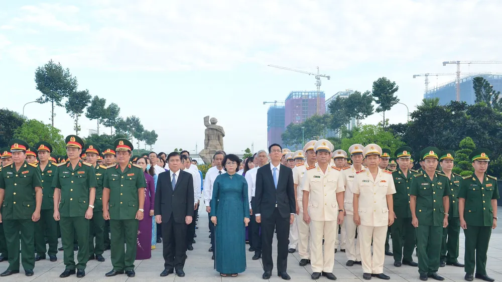 Các đồng chí lãnh đạo TPHCM cùng các đại biểu viếng Nghĩa trang Liệt sĩ Thành phố. Ảnh: VIỆT DŨNG