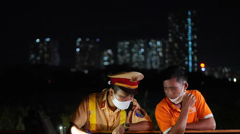 Hà Nội: CSGT xuyên đêm tuần tra, kiểm soát nồng độ cồn, ma túy