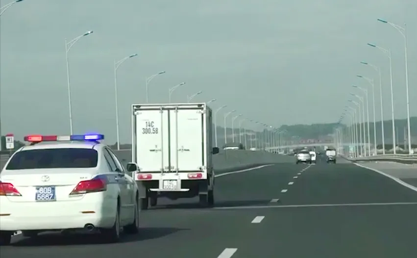 Xử phạt 2 tài xế không nhường đường cho xe ưu tiên