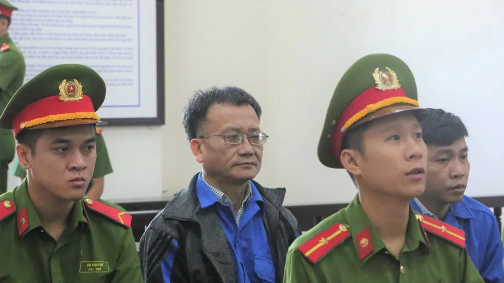 Bị cáo Vinh (ngồi giữa) trong phiên phúc thẩm sáng nay