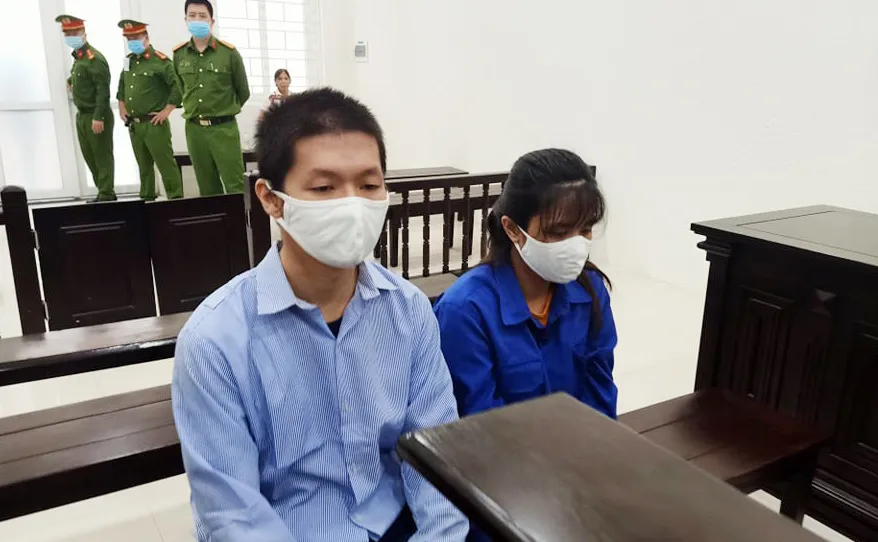 Hoãn phiên xét xử vụ mẹ và cha dượng giết con