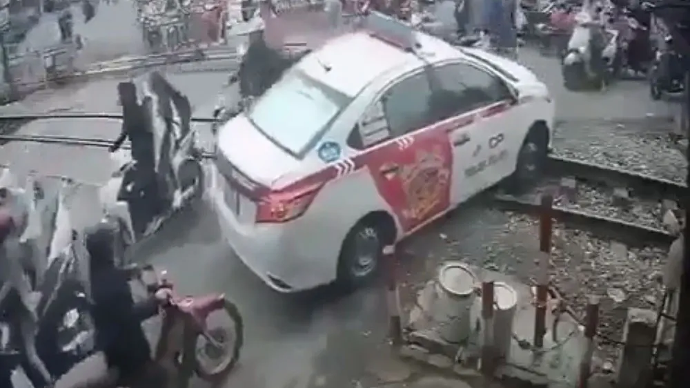 Tài xế taxi cố tình vượt đường sắt. Ảnh cắt từ clip