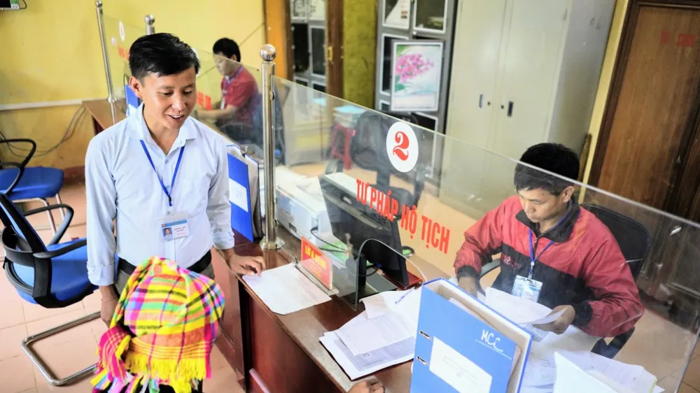 Ảnh minh hoạ, trong ảnh là Phó Bí thư Thường trực Đảng ủy xã Lao Chải Giàng A Hù (một trong những đội viên Đề án 500 trí thức trẻ về xã nghèo của tỉnh Yên Bái) tiếp dân vào mỗi sáng. Ảnh: ĐỖ TRUNG