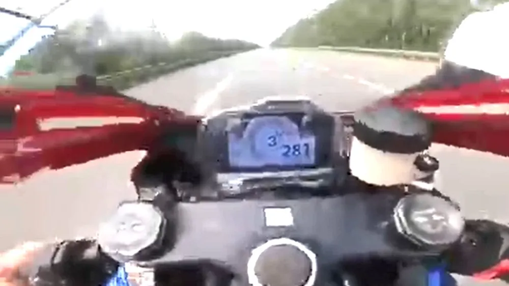 Truy tìm tài xế xe máy chạy gần 300km/h trên đại lộ Thăng Long
