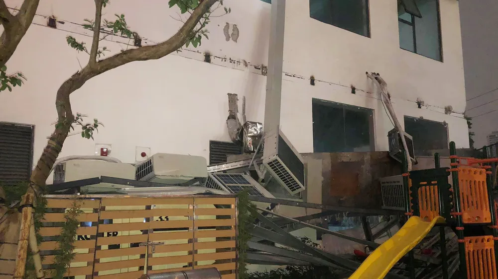 Hà Nội: Giàn điều hòa chung cư bất ngờ sập trong đêm