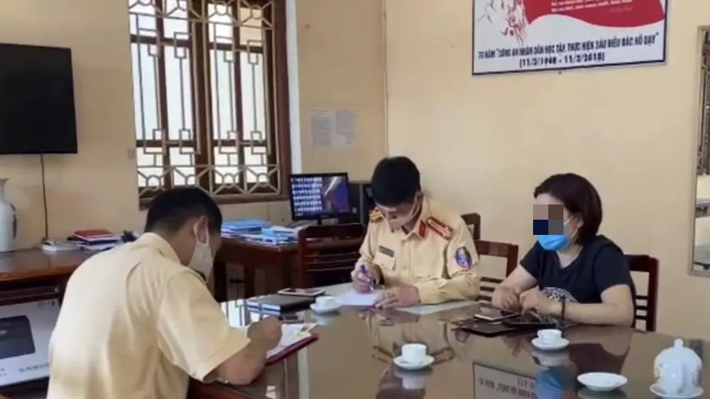 Xử phạt nữ tài xế đi lùi trên cao tốc
