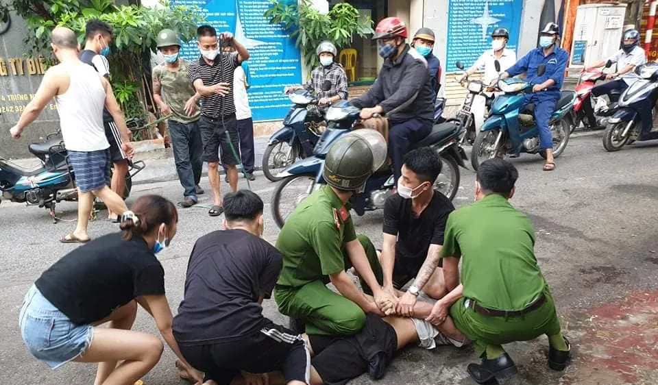 Khống chế đối tượng “ngáo đá” liên tục dọa giết người trên phố 