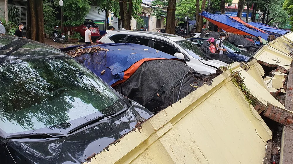 Bức tường cao 1,5m bất ngờ đổ xuống, đè lên 12 xe ô tô