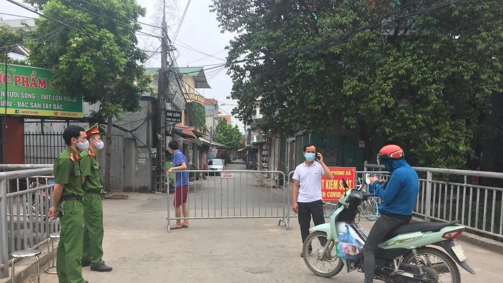 Hà Nội: Ra ngoài không cần thiết, 7 người dân bị phạt 14 triệu đồng