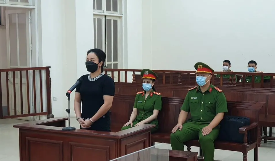 Cho khách hát karaoke trong mùa dịch, chủ quán bị phạt 12 tháng tù