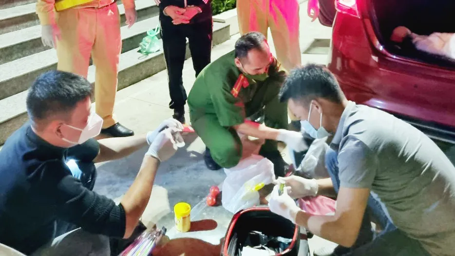 Cảnh sát giao thông kiểm tra xe, phát hiện nhiều viên nén nghi ma túy tổng hợp