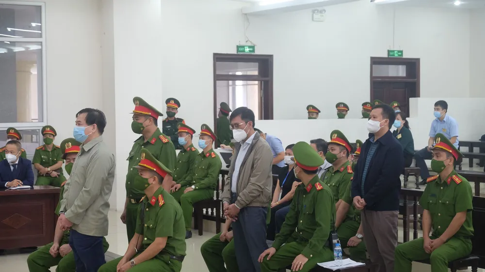 Các bị cáo tại phiên tòa. Ảnh: NAM ANH