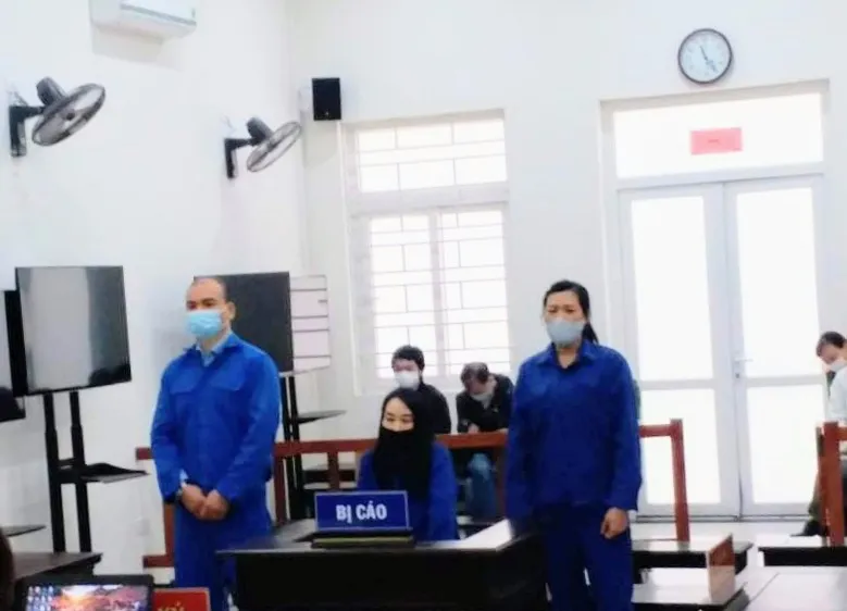 Làm giả giấy tờ để tổ chức cho người khác ở lại Việt Nam