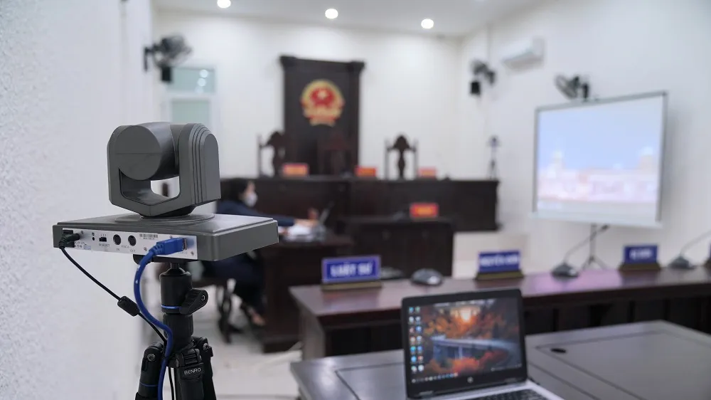 Hình ảnh phiên tòa xét xử trực tuyến được truyền trực tiếp tới 30 quận, huyện tại Hà Nội